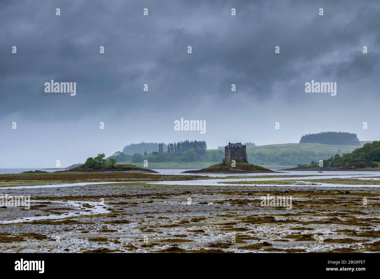 Maison de tour du château de Stacker du XVe siècle et les vasières du Loch Laich à Appin, Argyll, Écosse. Au-delà se trouve Loch Linnhe, Banque D'Images