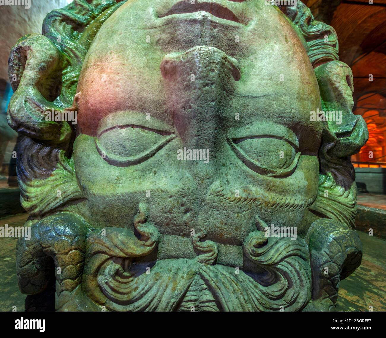 Gorgone Méduse tête dans la Citerne Basilique (Yerebatan Sarnici) - ancien réservoir d'eau souterraine à Istanbul, Turquie Banque D'Images