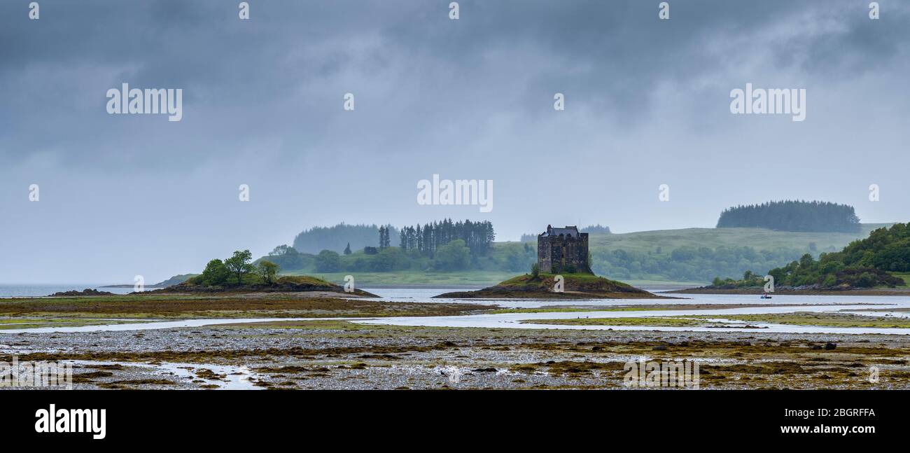 Maison de tour du château de Stacker du XVe siècle et les vasières du Loch Laich à Appin, Argyll, Écosse. Au-delà se trouve Loch Linnhe, Banque D'Images