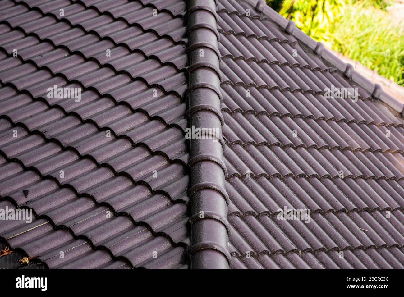 Toit en tuiles naturelles marron. Types modernes de matériaux de toiture. Toit de la maison, tuile de toit naturel contre le ciel bleu. Bâtiment. Banque D'Images