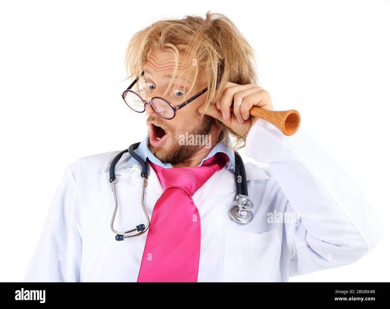 Drôle de docteur dans les verres tenant la trompette médicale isolée sur  blanc Photo Stock - Alamy