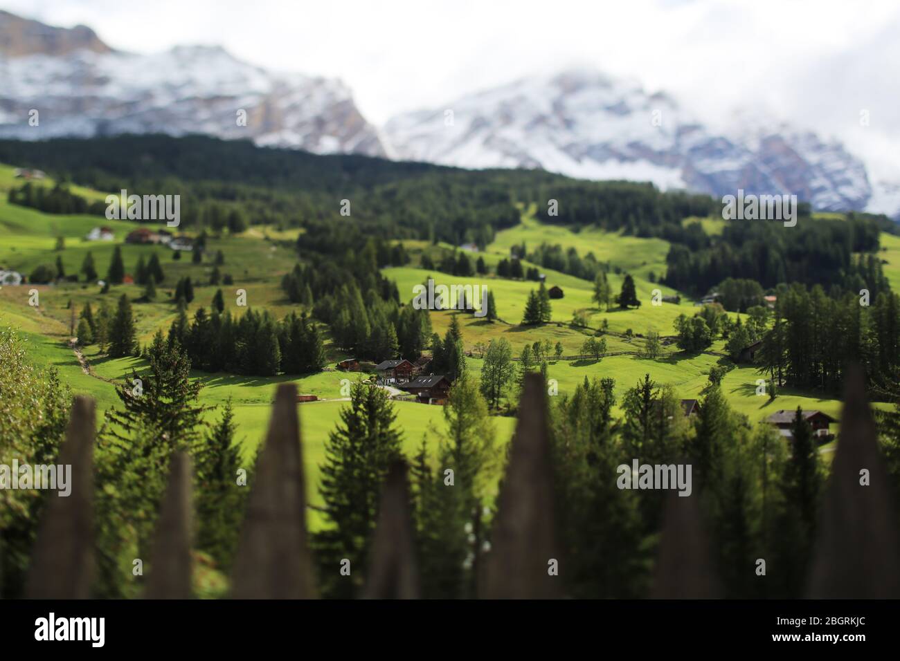 Vue panoramique sur les prairies alpines près de Corvara, Dolomites, Italie. Banque D'Images