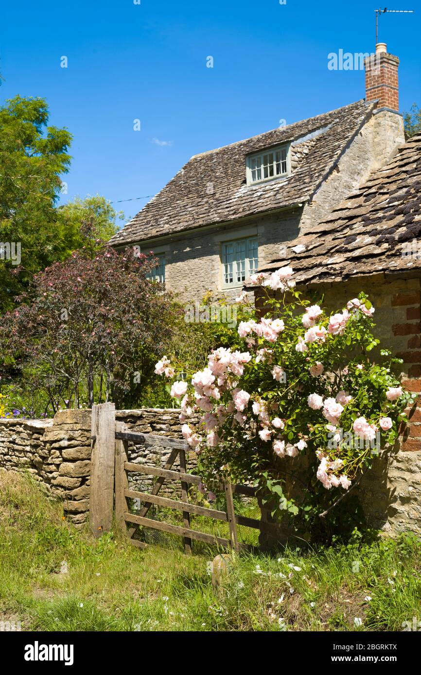 Pittoresque cottage traditionnel dans le village rural de Kelmscott dans les Cotswolds, West Oxfordshire, Royaume-Uni Banque D'Images