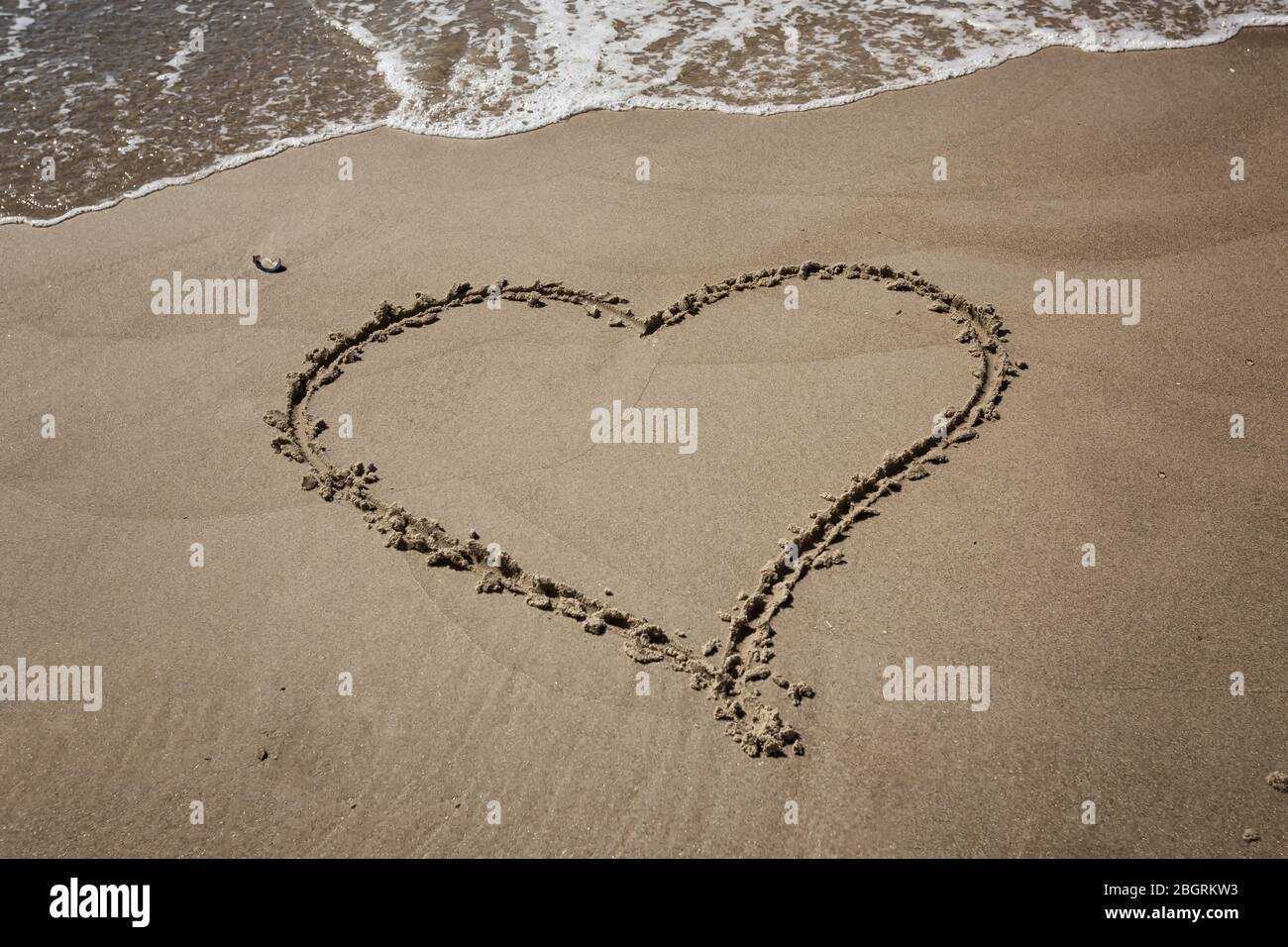 panneau en coeur peint dans le sable sur la plage Banque D'Images