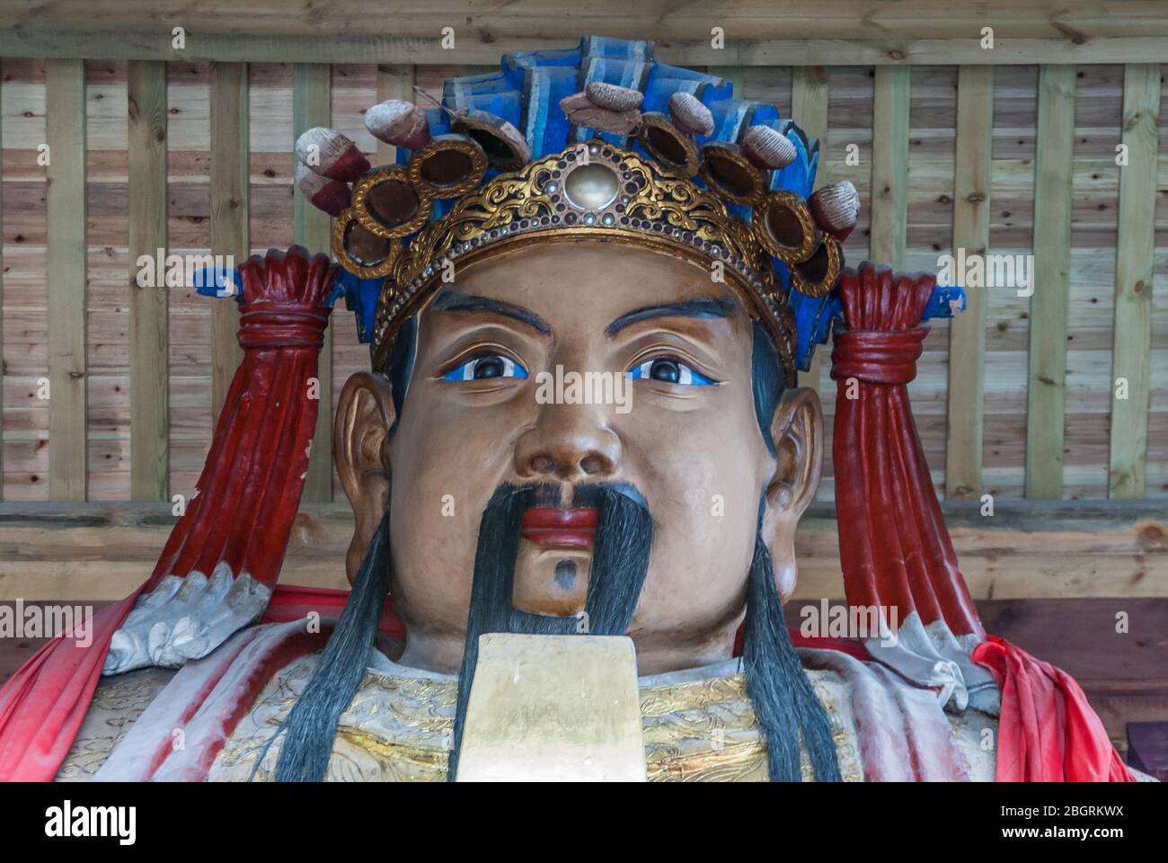 Fengdu, Chine - 8 mai 2010 : Ville fantôme, sanctuaire historique. La tête se ferme de la statue ancestrale-dieu colorée et habillée en couleur, qui est plus ou moins en hauteur. Beaucoup d'or Banque D'Images