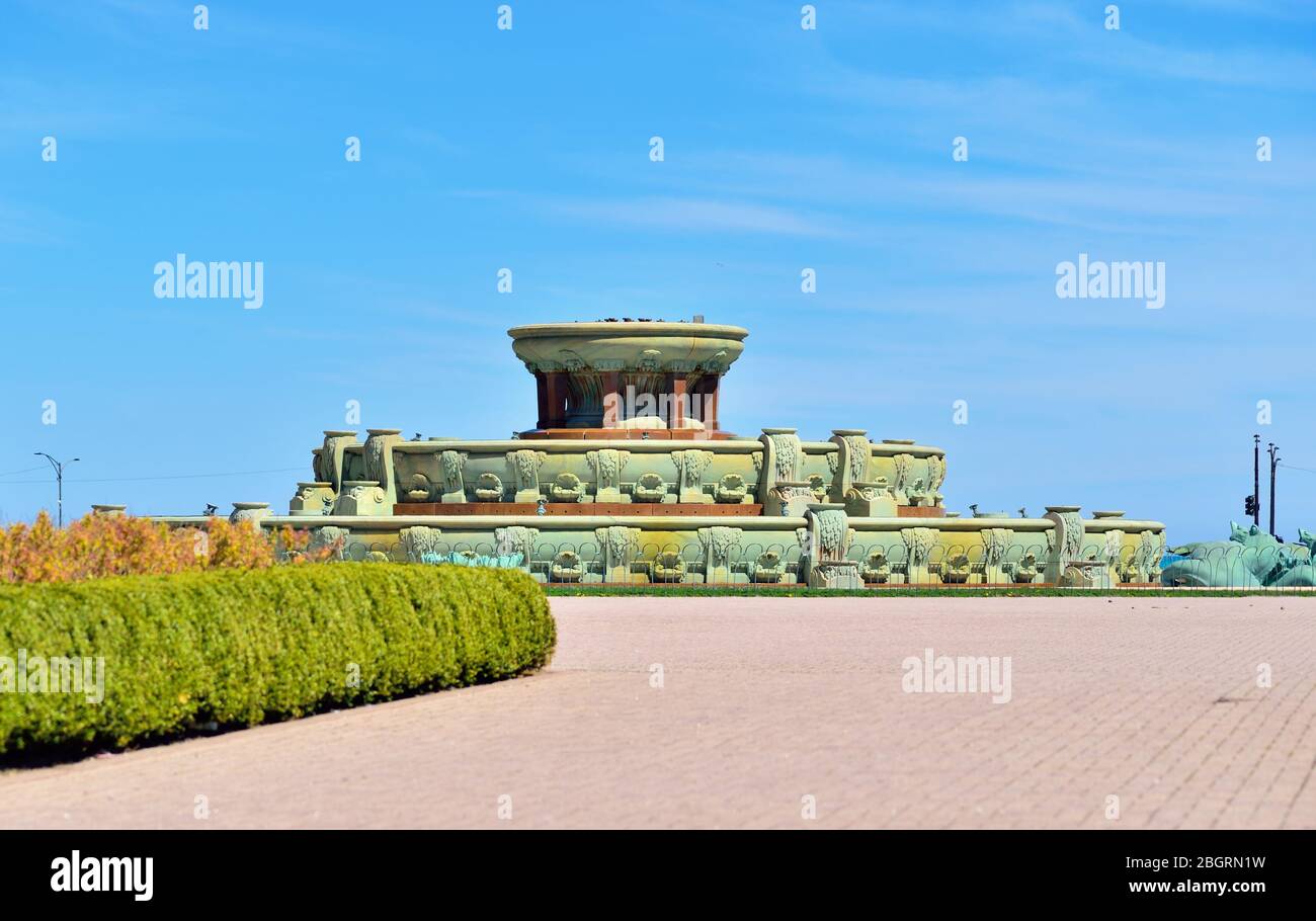 Chicago, Illinois, États-Unis. À une époque où la fontaine de Buckingham à Grant Park serait en plein débit, elle était éteinte en réponse à la pandémie de coronavirus. Banque D'Images