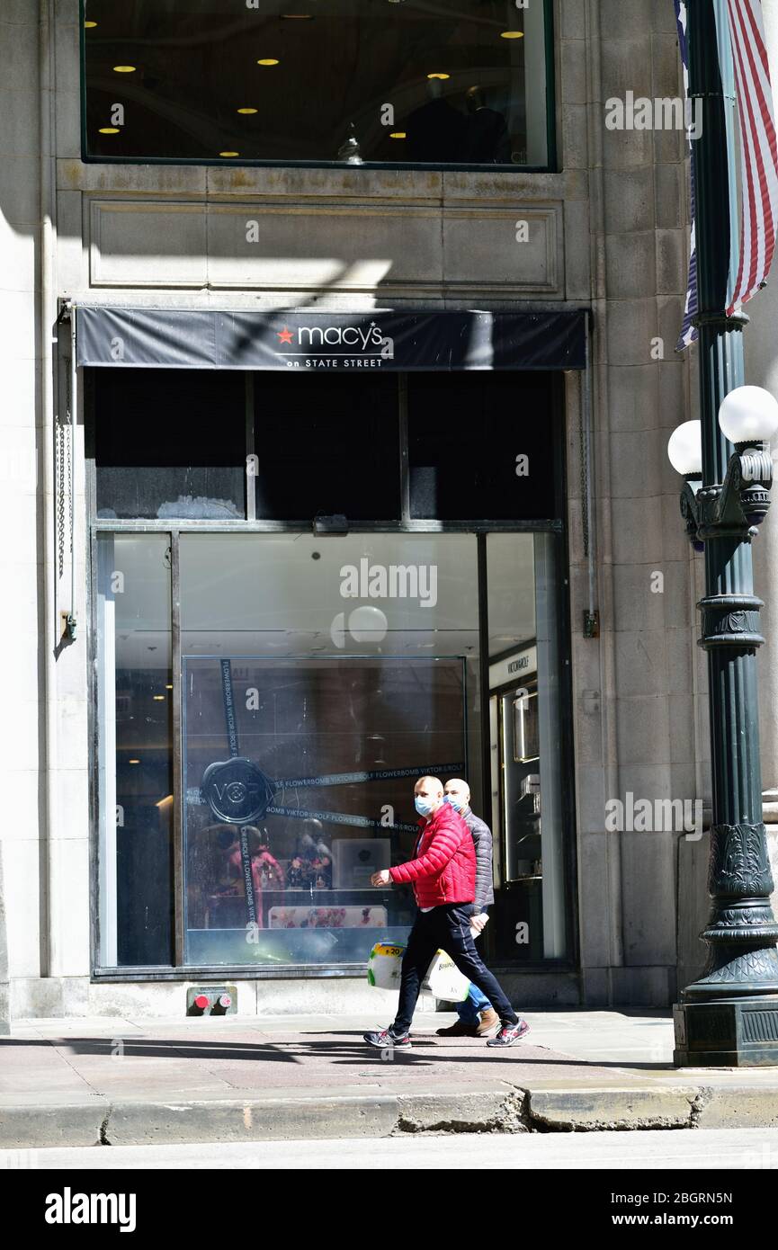 Chicago, Illinois, États-Unis. Deux hommes, un portant un masque facial, marchez le long d'une rue d'état tout sauf déserte dans la boucle de Chicago, Banque D'Images