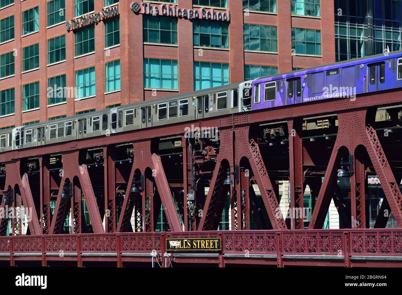 Chicago, Illinois, États-Unis. Les transports publics se poursuivent dans la ville malgré la pandémie du coronavirus. C Chicago L train traverse la rivière Chicago. Banque D'Images