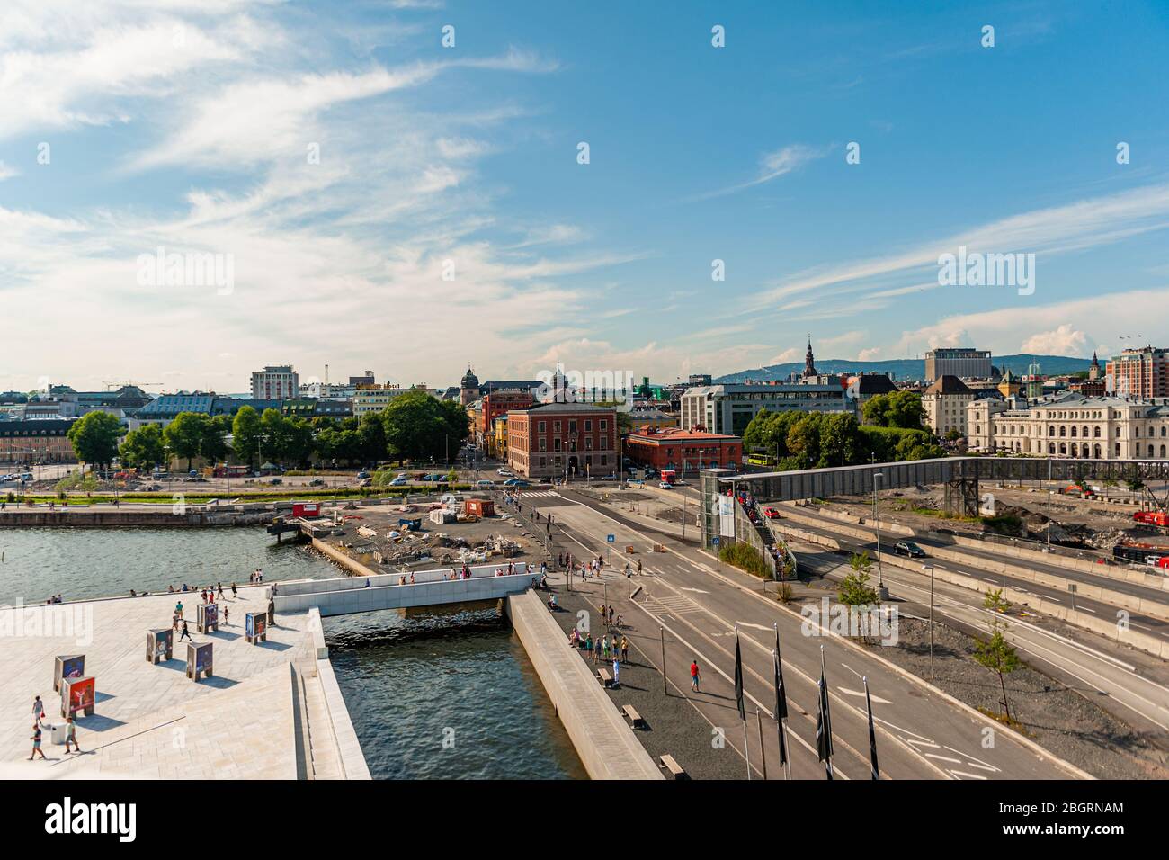 26 juillet 2013. Vue sur l'Opéra et la promenade d'Oslo, Norvège. Les touristes bénéficient de la vue sur le fjord. Les touristes près de l'Opéra moderne d'Oslo Ho Banque D'Images