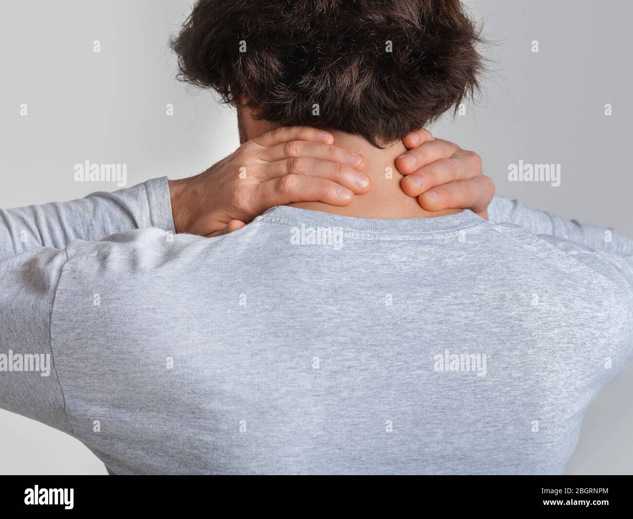Concept de douleur de cou. L'homme frotte sur un endroit douloureux Banque D'Images