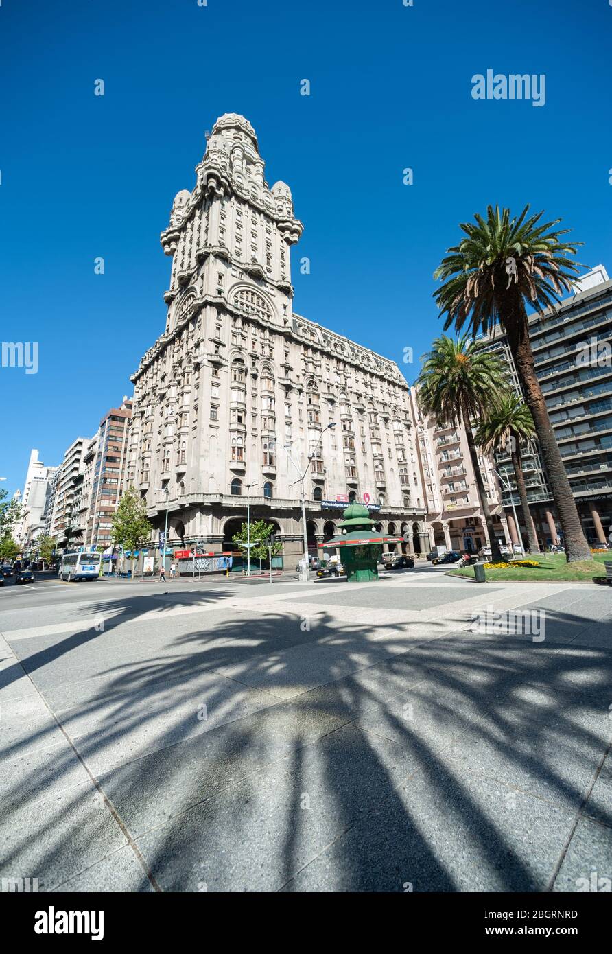 Montevideo, Uruguay - 10 mars 2013 : vue sur la place principale de la ville et un bâtiment emblématique de l'Amérique du Sud, le palais Salvo Banque D'Images