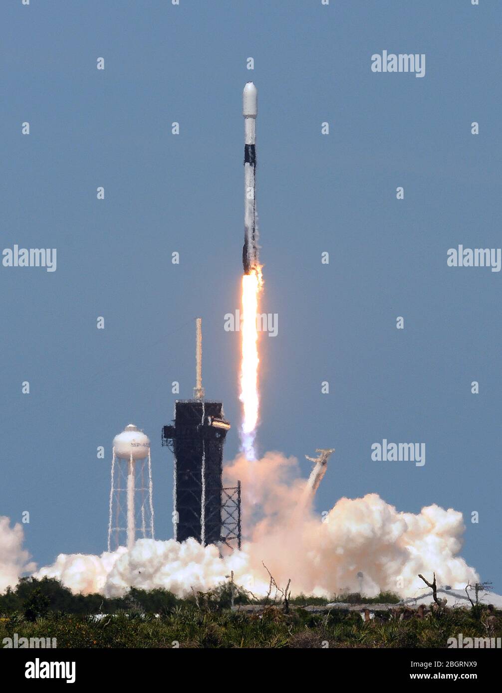 22 avril 2020 - Kennedy Space Center, Floride, États-Unis - une fusée SpaceX Falcon 9 transportant le septième lot de 60 satellites Starlink qui fournira un service Internet mondial lancé avec succès le 22 avril 2020 à partir du PAD 39 A au Kennedy Space Center en Floride. (Paul Hennessy/Alay) Banque D'Images