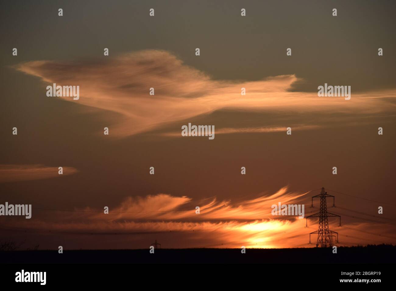 Ciel étincelant et nuages de vaisseaux spatiaux sur eccleston St helens merseyside pendant un coucher de soleil printanier. Banque D'Images