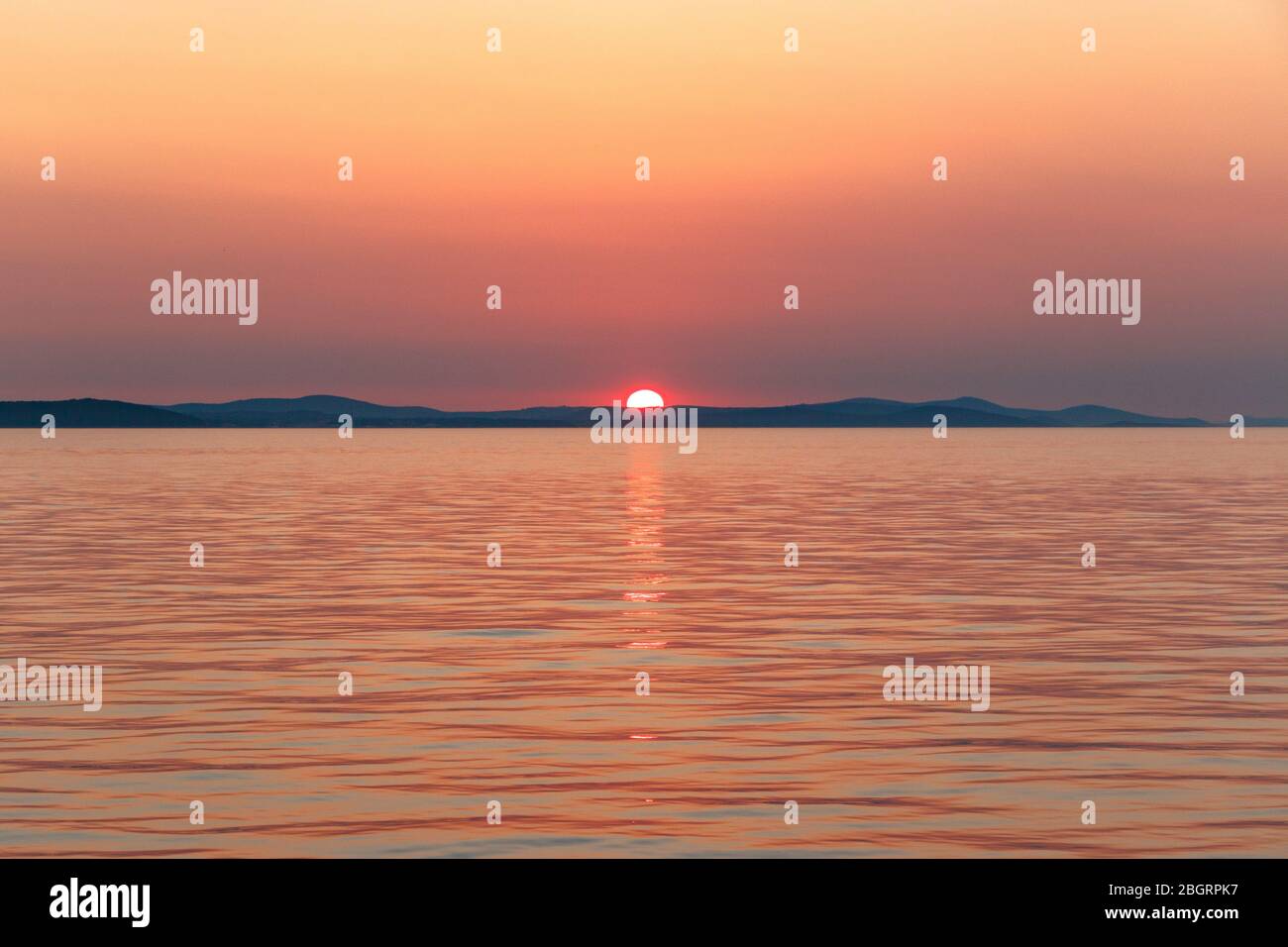 Un coucher de soleil rouge sur la mer Adriatique, vu de Zadar, Croatie Banque D'Images