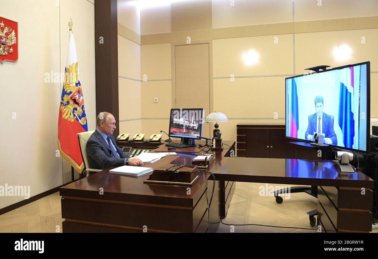 Novo-Ogaryovo, Moscou, Russie. 21 avril 2020. Le président russe Vladimir Poutine tient une conférence vidéo avec le gouverneur du territoire de Primorye Oleg Kozhemyako pour discuter de la réponse pandémique du coronavirus de la résidence d'État de Novo-Ogaryovo le 21 avril 2020 à l'extérieur de Moscou, en Russie. Crédit: Alexei Druzhinin/Kremlin Pool/Alay Live News Banque D'Images