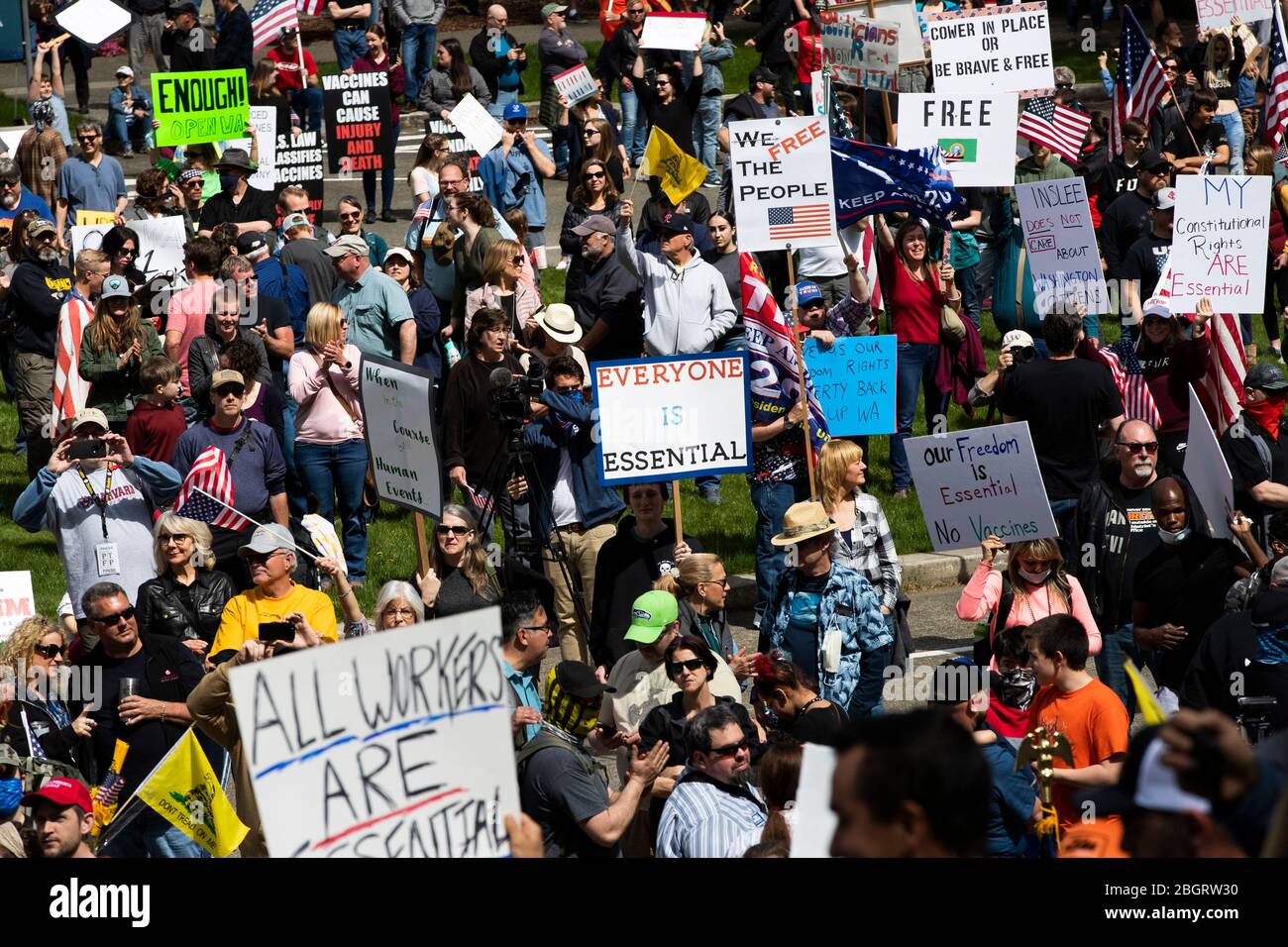 Environ 2 000 personnes protestent contre les restrictions de séjour à domicile pendant la pandémie de COVID-19 à la capitale de l'État de Washington le dimanche 19 avril, Banque D'Images