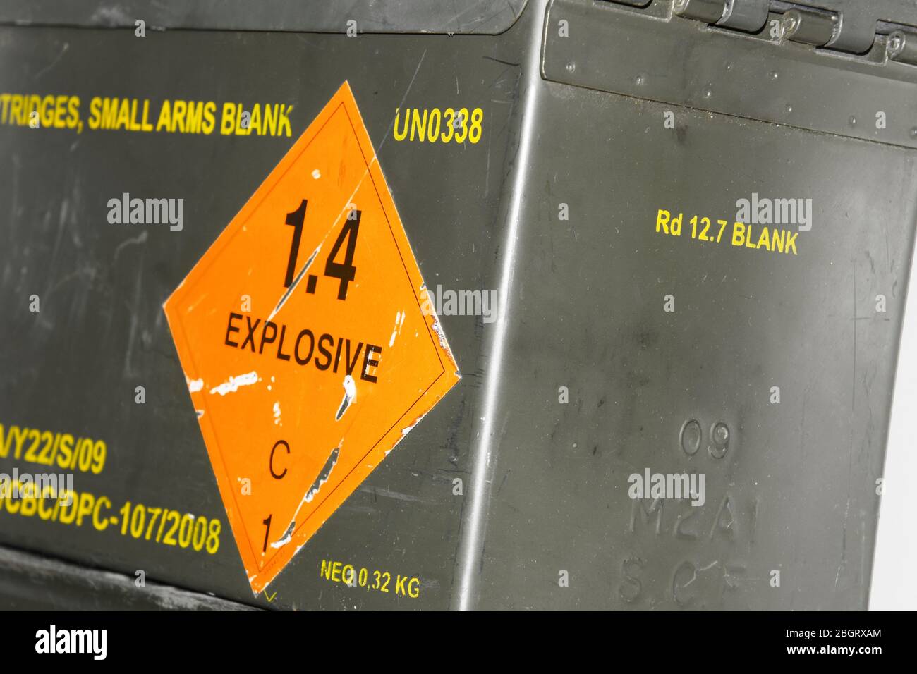 Boîte métallique de munitions avec autocollant pour explosifs. Banque D'Images