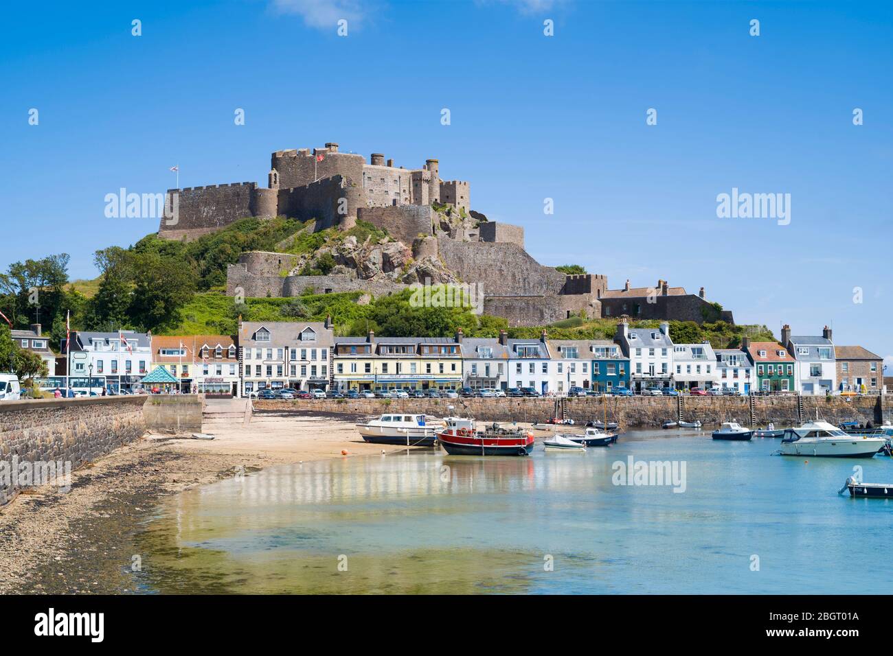 Château du Mont Orgueil surplombant le port et la baie de Gorey sur la côte est de Jersey, Canal Isles Banque D'Images