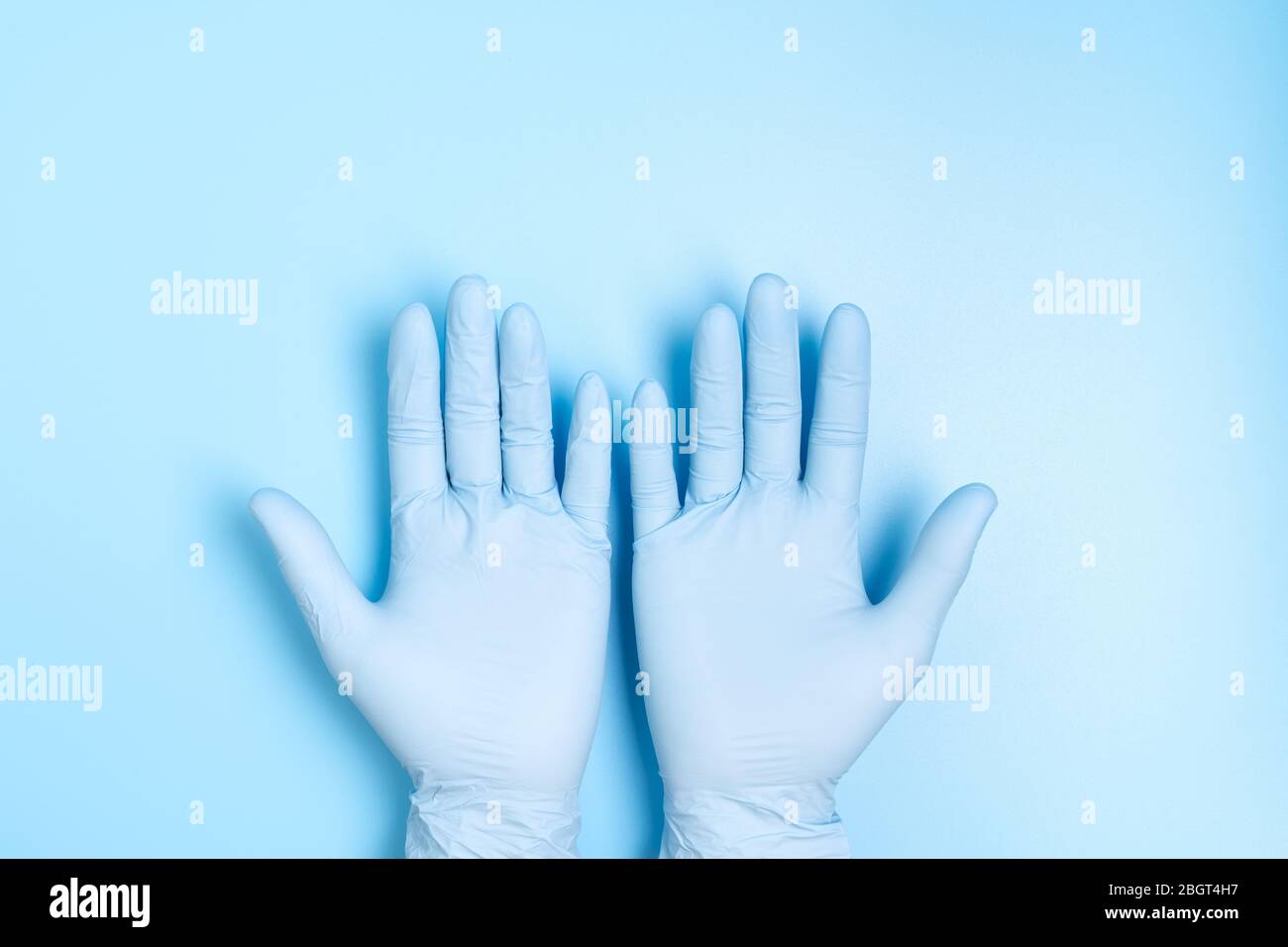 Deux mains dans le gant de latex médical Banque D'Images