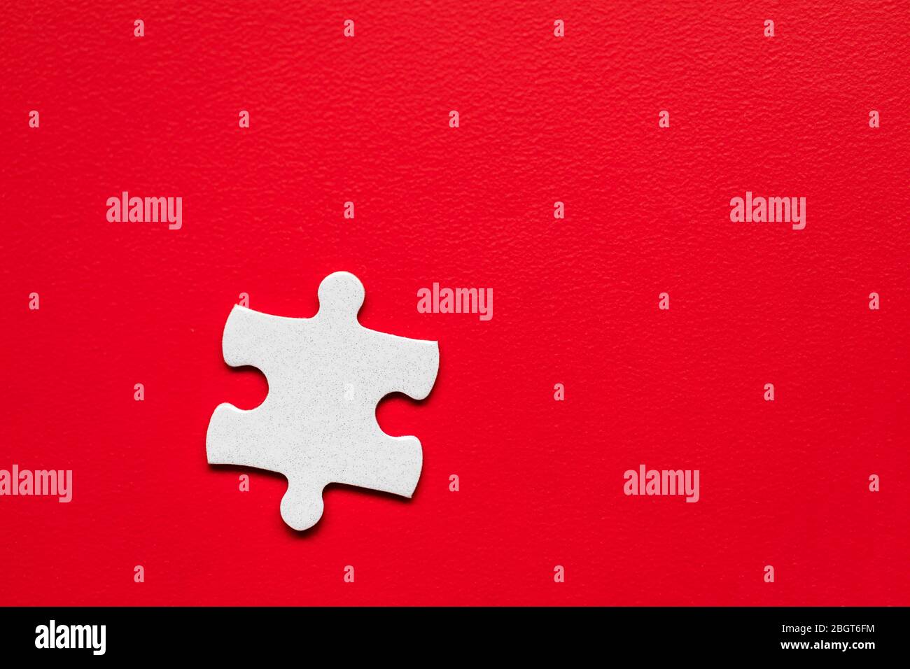 Gros plan du puzzle isolé. Pièce de puzzle manquante, concept d