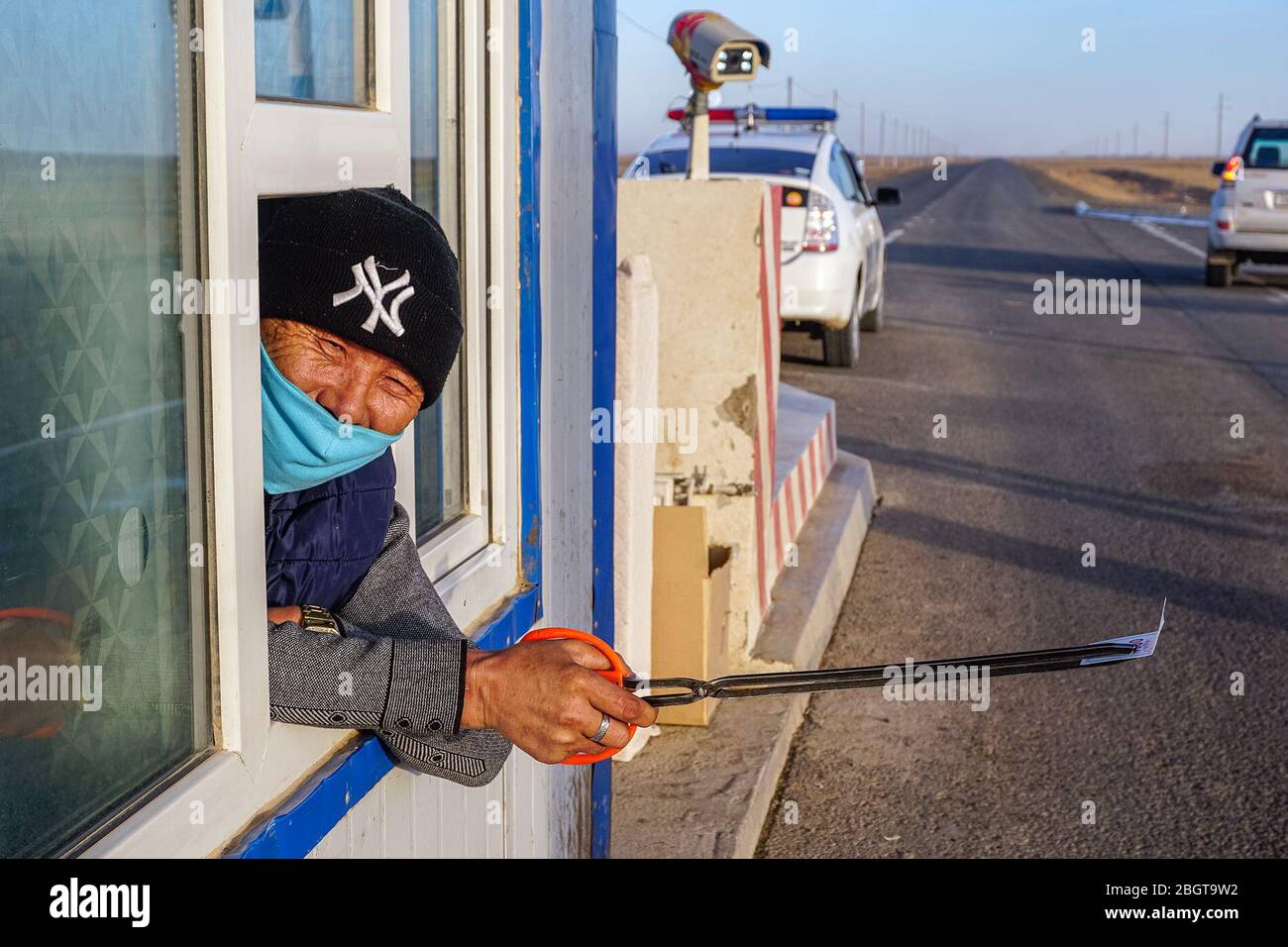 NgoliaMunkhbaatar Sukhee, agent de billetterie au point de contrôle Dalanzadgad-Bayandalai dans la province mongole d’Umnugovi, enregistre les véhicules et fournit à chaque conducteur des renseignements sur la prévention des coronavirus. (Uranchimeg Tsoghuu, GPJ Mongolie) Banque D'Images