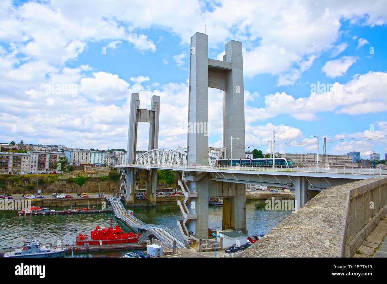 Le Pont de Recouvrance est un pont à élévation verticale à Brest, en France, en face de la rivière Penfeld. Banque D'Images