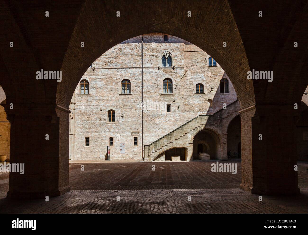 La cour du Palais Trinci, Foligno, Ombrie, Italie Banque D'Images