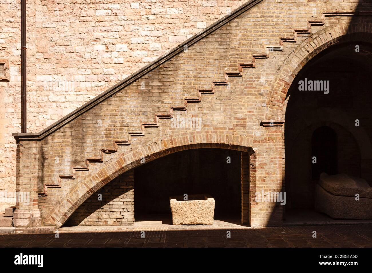 Un escalier dans la cour du Palais Trinci, Foligno, Ombrie, Italie Banque D'Images