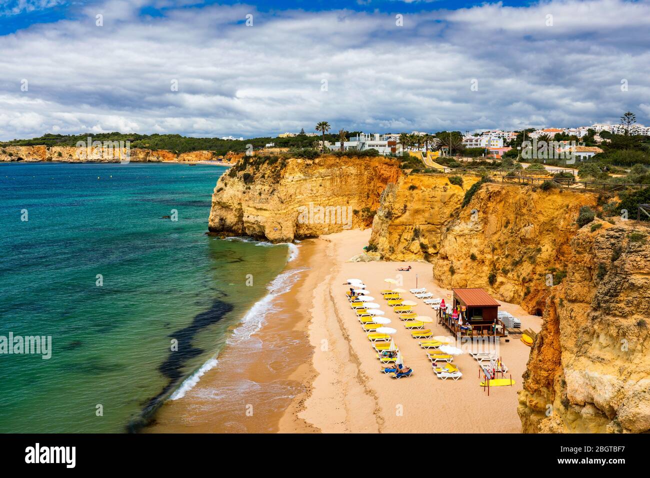 Careanos Beach (Praia dos Careanos) à Portimao, Algarve, Portugal. Concept pour voyager au Portugal et les vacances d'été à Portimao, Algarve, Portugal Banque D'Images