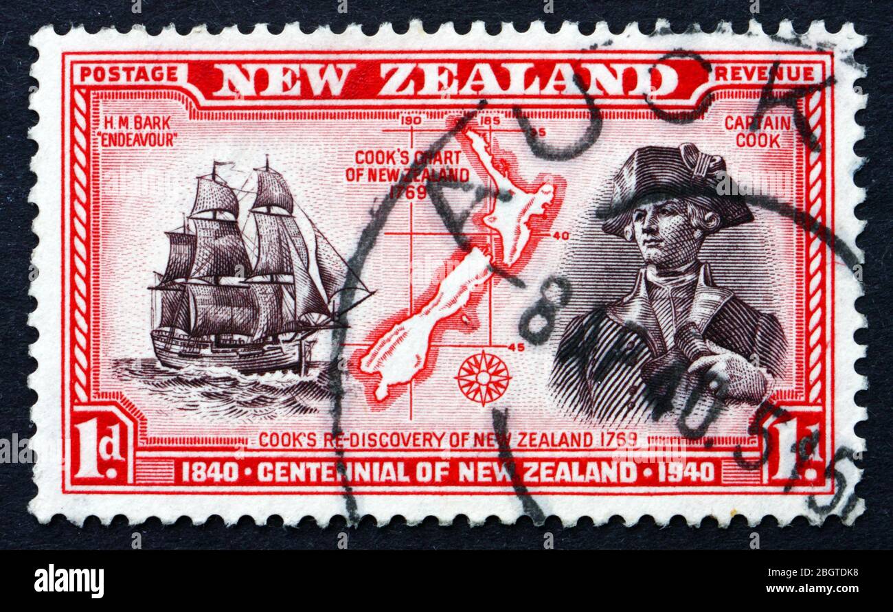 NOUVELLE-ZÉLANDE - VERS 1940 : un timbre imprimé en Nouvelle-Zélande montre le capitaine Cook, sa carte de Nouvelle-Zélande, 1769, H.M.S. Endeavour, vers 1940 Banque D'Images
