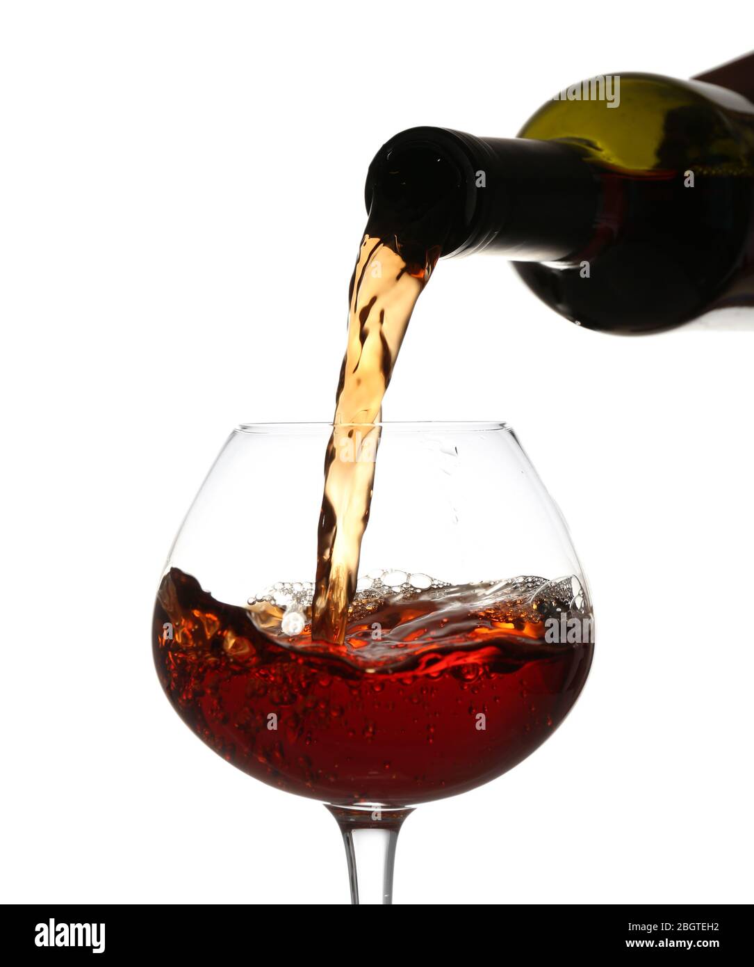 Vin rouge verser dans un verre de vin, isolated on white Banque D'Images