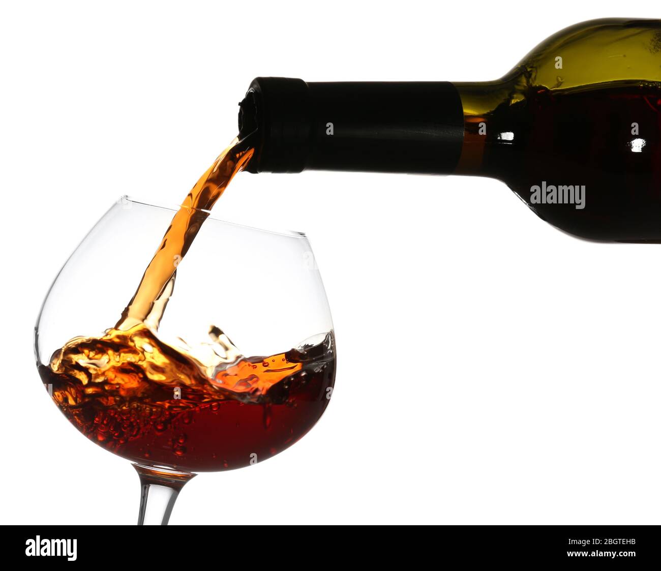 Vin rouge verser dans un verre de vin, isolated on white Banque D'Images