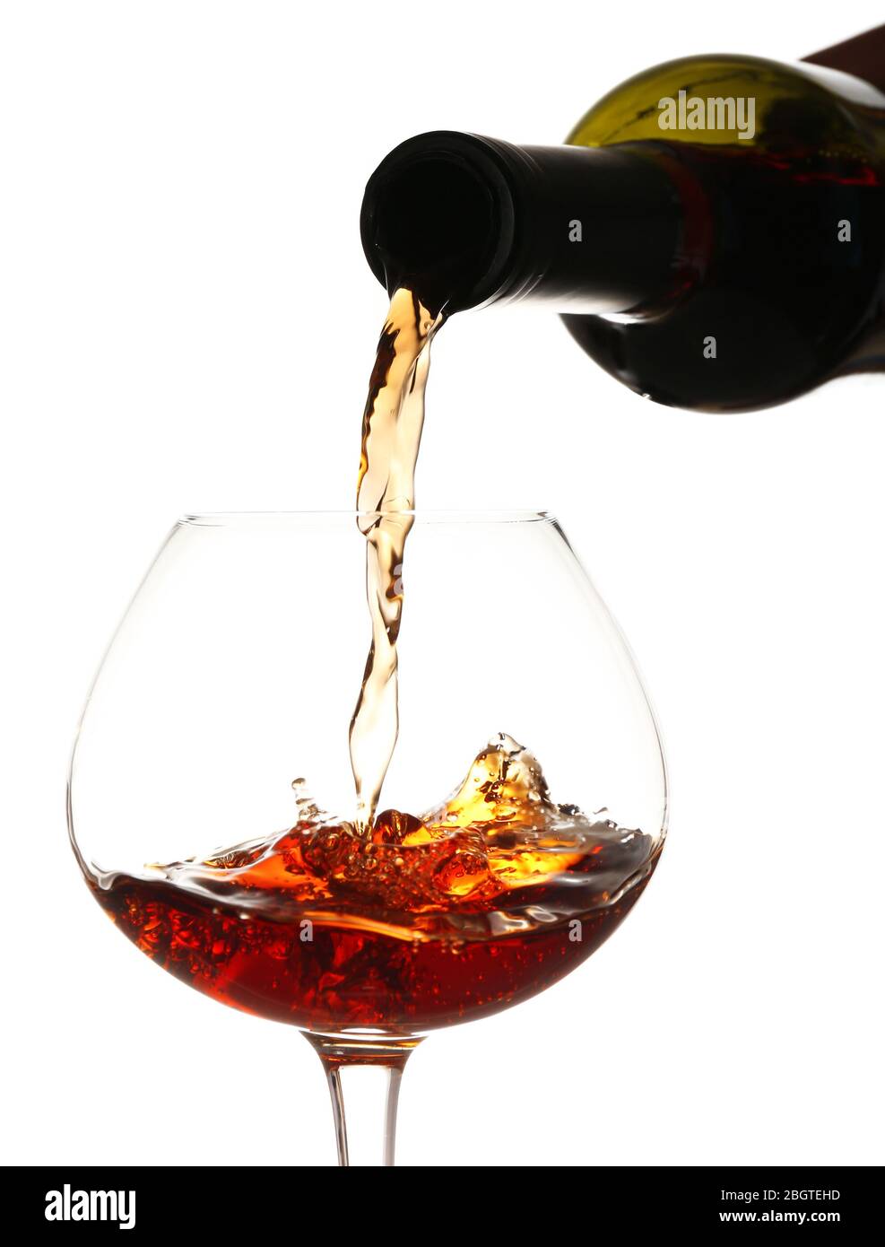 Vin rouge verser dans un verre de vin, isolated on white Banque D'Images
