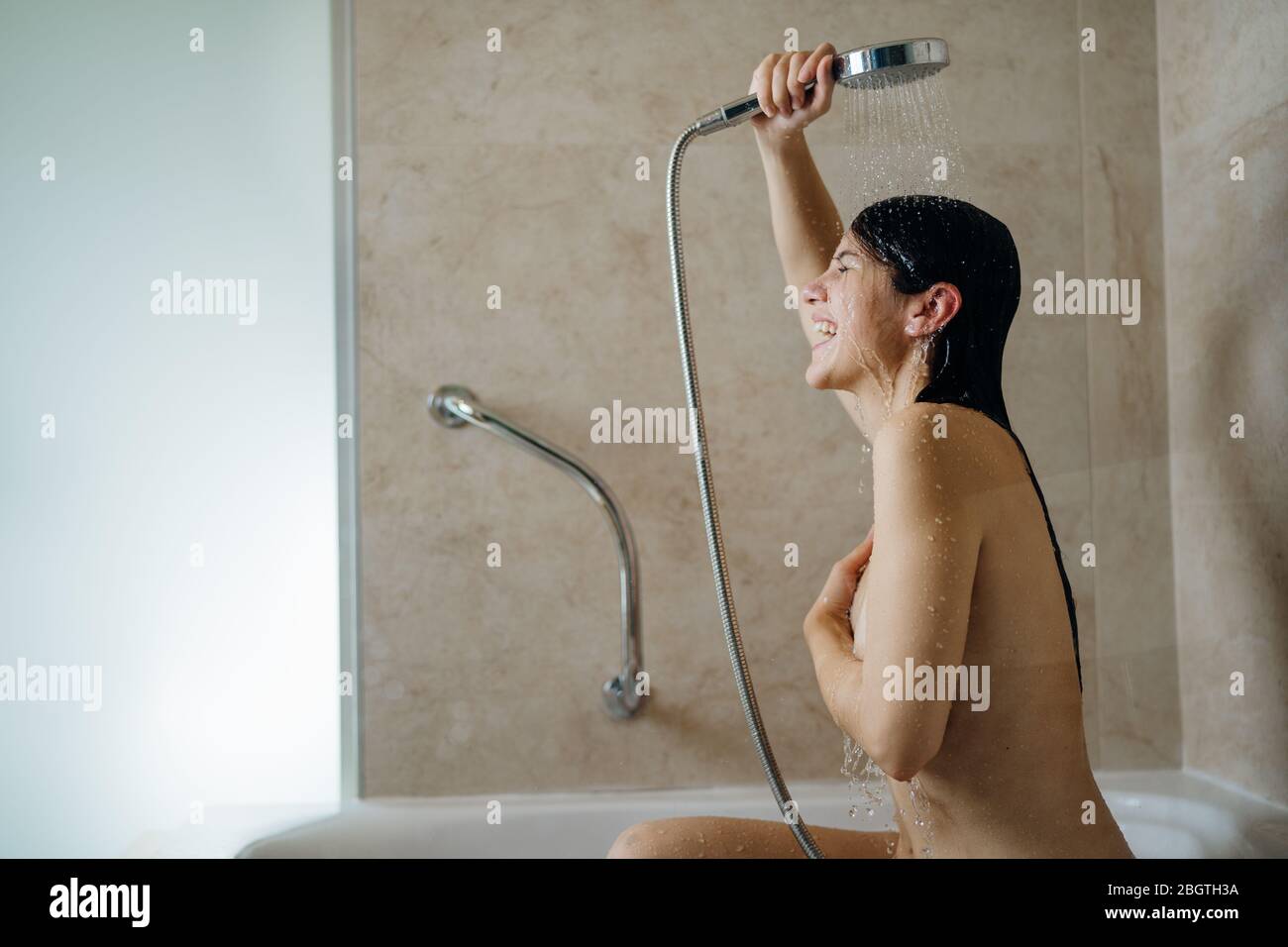 Chanter sous la douche Banque de photographies et d'images à haute  résolution - Alamy