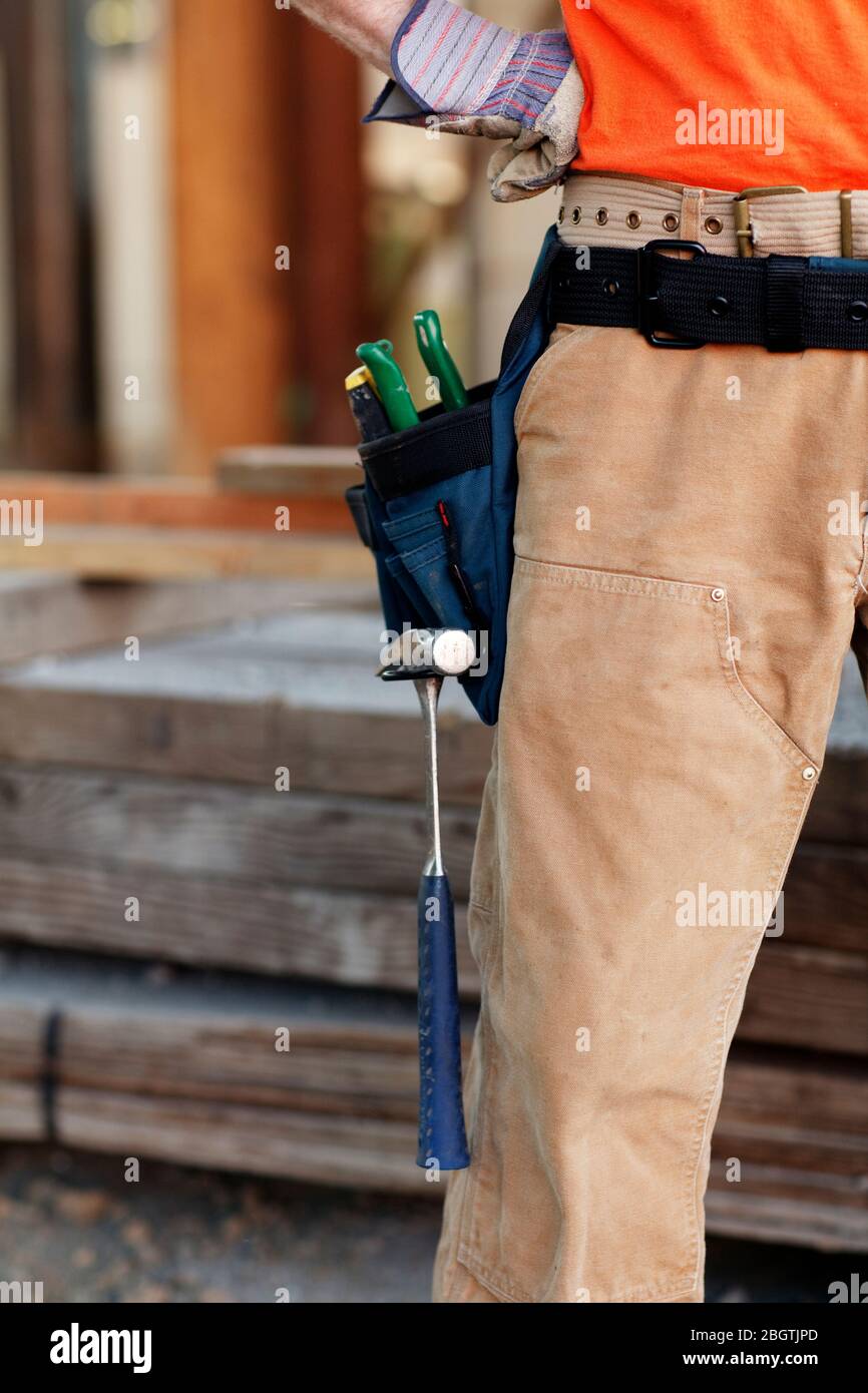 Gros plan sur la ceinture porte-outils d'un ouvrier de construction mâle Banque D'Images