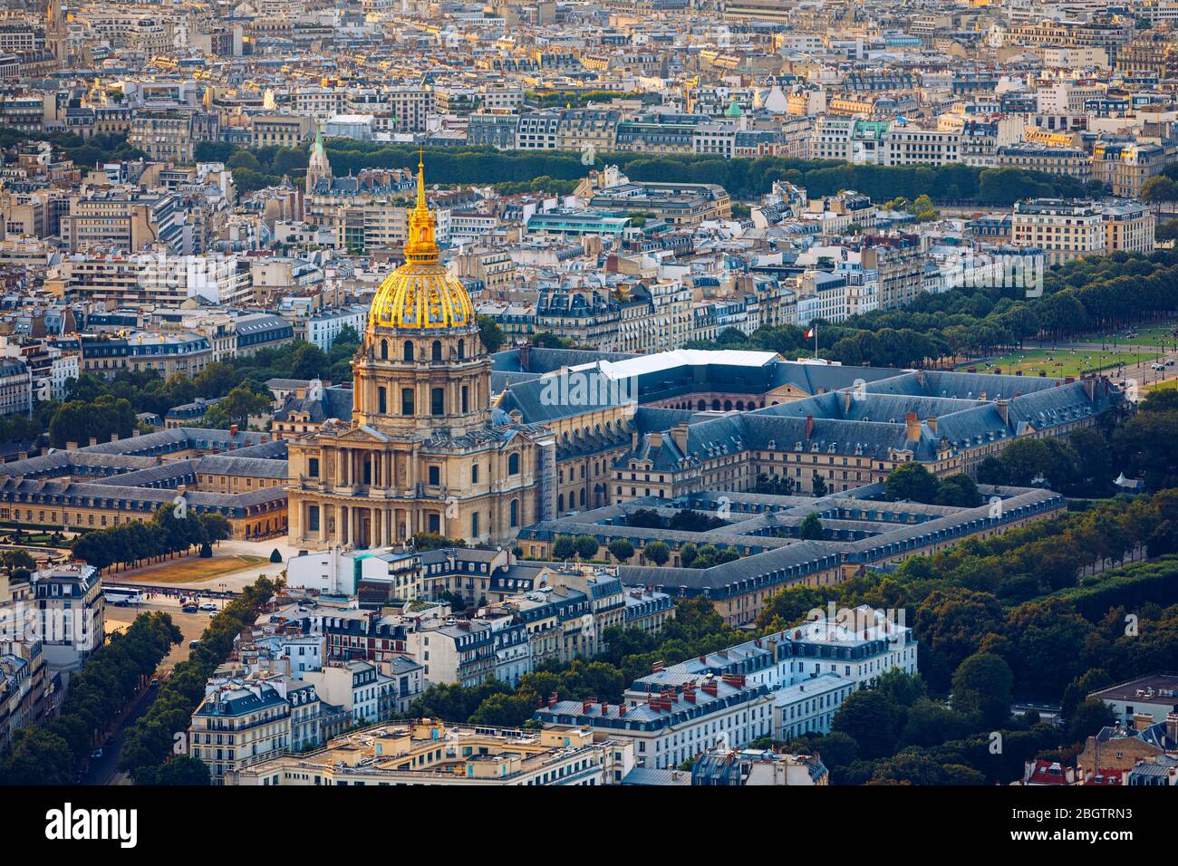 Antenne de Paris avec les Invalides, France. Crépuscule Vue aérienne de Paris, France de la Tour Montparnasse avec Les Invalides. Belle Les Inva Banque D'Images