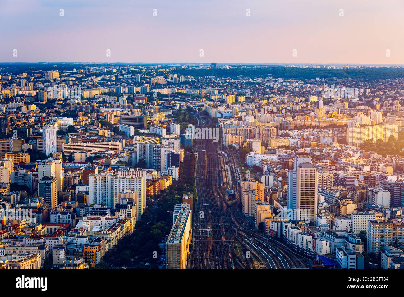 Vue de dessus de toits de Paris d'en haut. Principaux monuments de megapolis européenne avec gare de Vaugirard-Belt. Vue d'oiseau à partir de la plate-forme d'observation o Banque D'Images