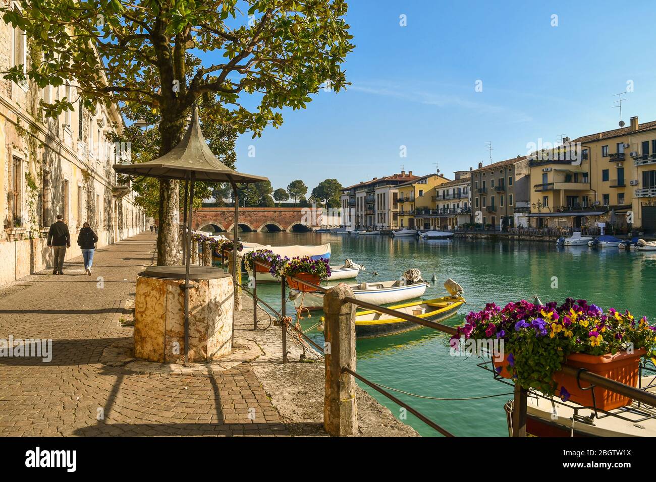Vue sur le canal de Canale di Mezzo dans la vieille ville (UNESCO W. H. site) avec le pont Ponte dei Voltoni (16 c.), Peschiera del Garda, Vérone, Italie Banque D'Images