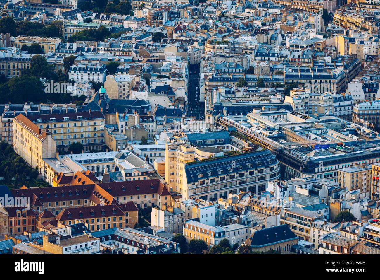 Classic immeubles parisiens. Vue aérienne de toits. Toits de Paris vue panoramique au jour d'été, France. Vue sur les toits de Paris avec un mansard Banque D'Images