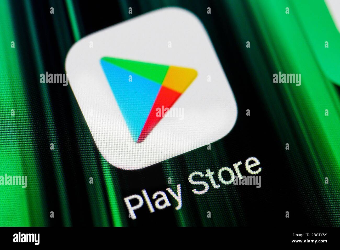 Burgos, Espagne - 13 avril 2020 : icône de l'application Play Store sur l'écran du smartphone. Icône d'application mobile de la boutique de jeux. Google Play Store . Banque D'Images