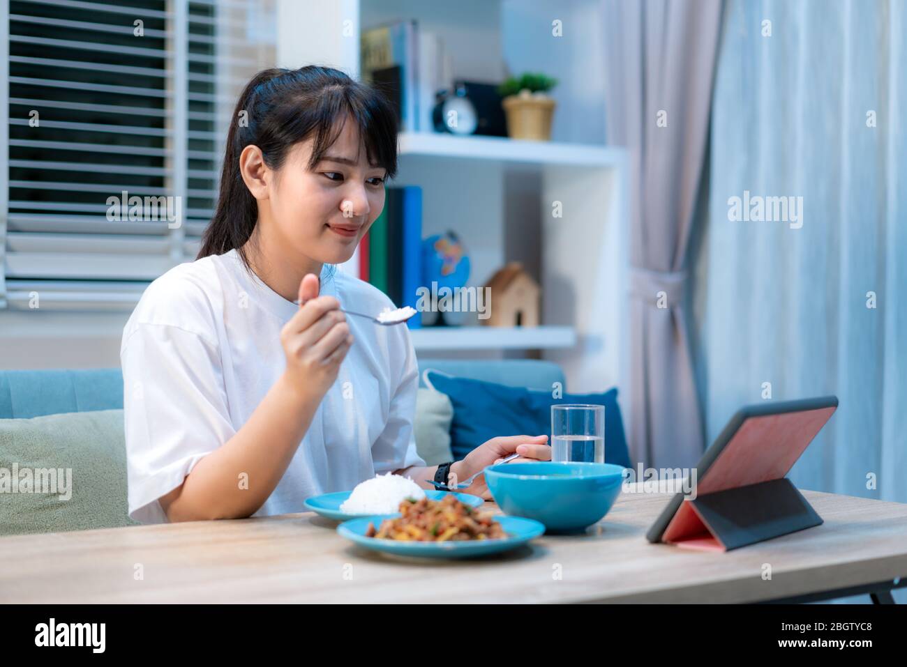 Femme asiatique virtuel Happy Hour dîner de réunion et manger de la nourriture en ligne avec son petit ami en visioconférence avec tablette numérique pour un en ligne Banque D'Images