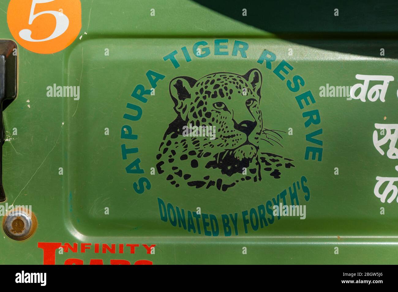 Logo de la réserve de tigre de Satpura (également appelée Parc national de Satpura) à la porte d'un véhicule de safari, quartier d'Hoshangabad de Madhya Pradesh dans le centre Banque D'Images