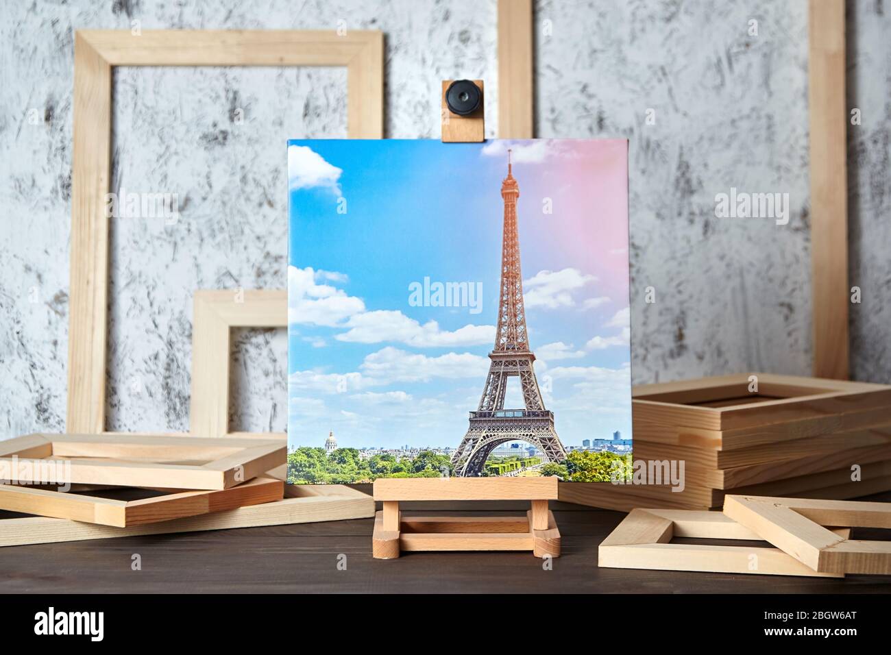 Photo de Paris imprimée sur toile, chevalet en bois et brancard sur table  Photo Stock - Alamy