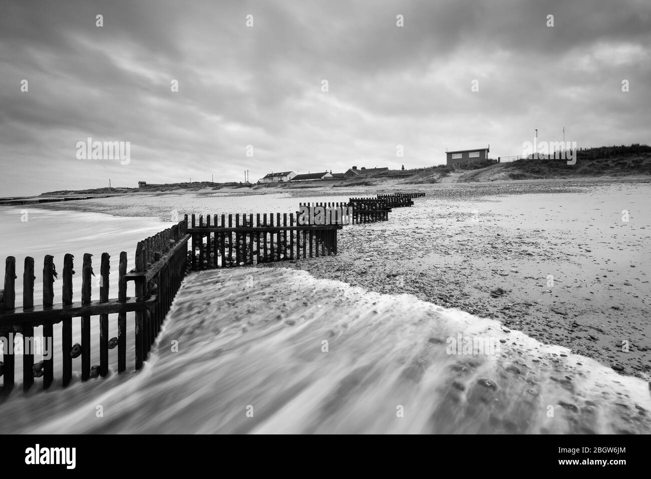 Décaissement des défenses de mer en zigzag et bâtiment de surveillance côtière. Mono- Caister-on-Sea Mars, 2017 Banque D'Images