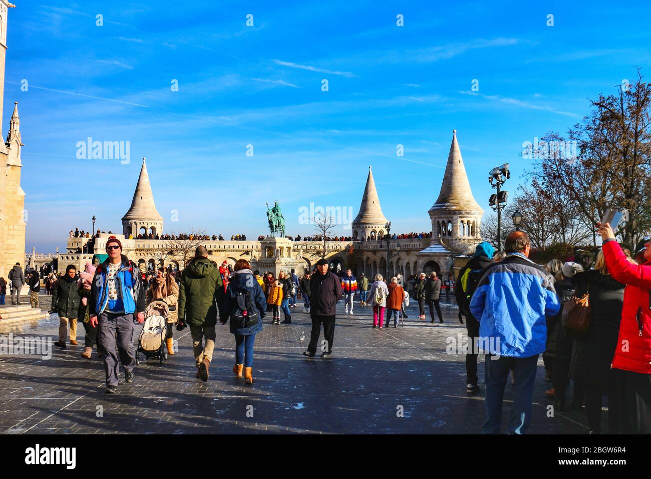 Foules de touristes sur la Bastion de Fisherma dans la partie Buda de Budapest, capitale de la Hongrie. Banque D'Images
