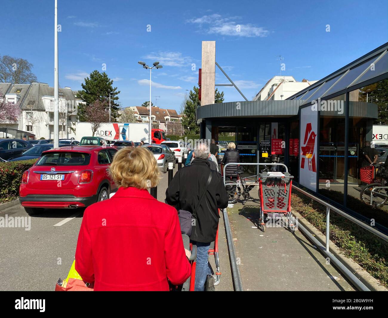 Paris, France - 21 mars 2020: Vue arrière des gens dans le supermarché français Auchan Robertsau file d'attente de garder la distance pendant Coronavirus Covid-19 pandémie de verrouillage Banque D'Images