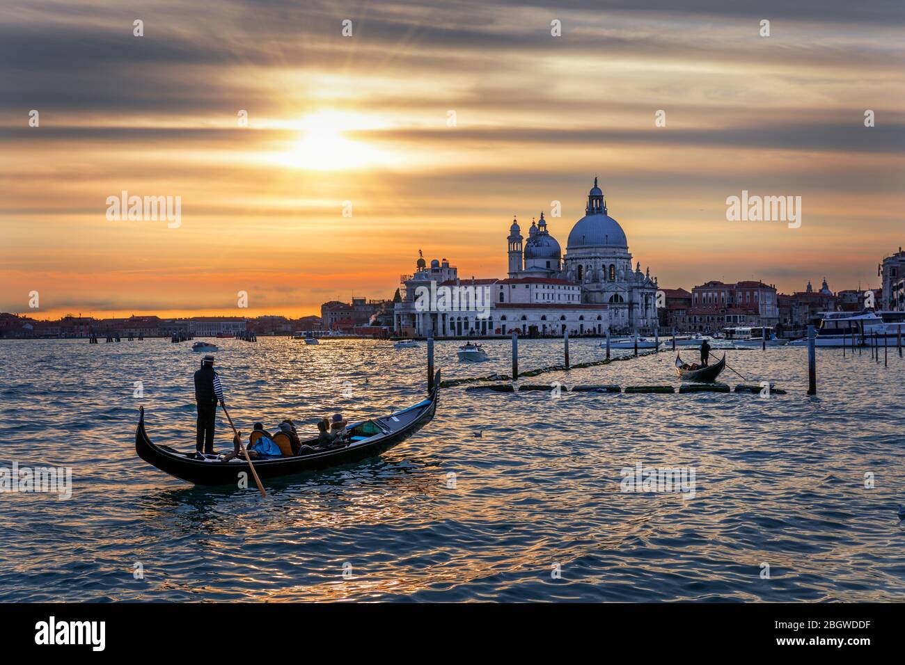 Canal Avec Des Gondoles De Venise Italie Architecture Et Monuments De Venise Carte Postale De Venise Avec Les Gondoles De Venise Photo Stock Alamy