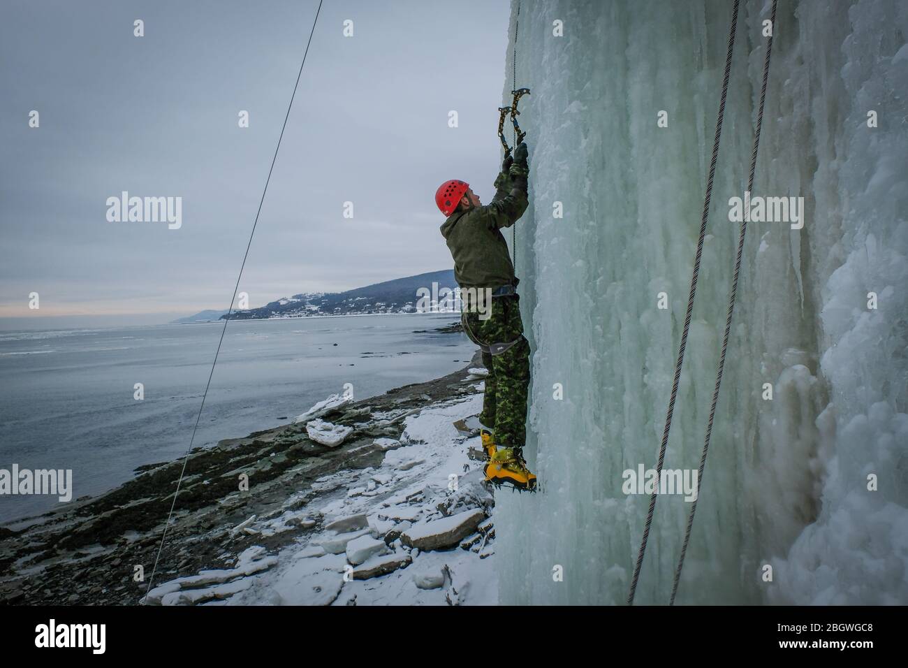 SAGUENAY, CANADA - JANVIER 19 : un soldat lors d'un exercice d'escalade militaire franco-canadien, Québec, Saguenay, Canada le 19 janvier 2017 à Saguenay Banque D'Images