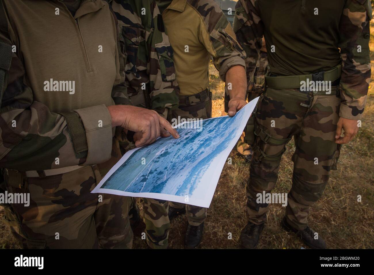 DRAGUIGNAN, FRANCE - JUILLET 21 : soldats regardant une carte pendant la préparation au camp de Canjuers de soldats français quittant pendant quatre mois d'Opex Banque D'Images