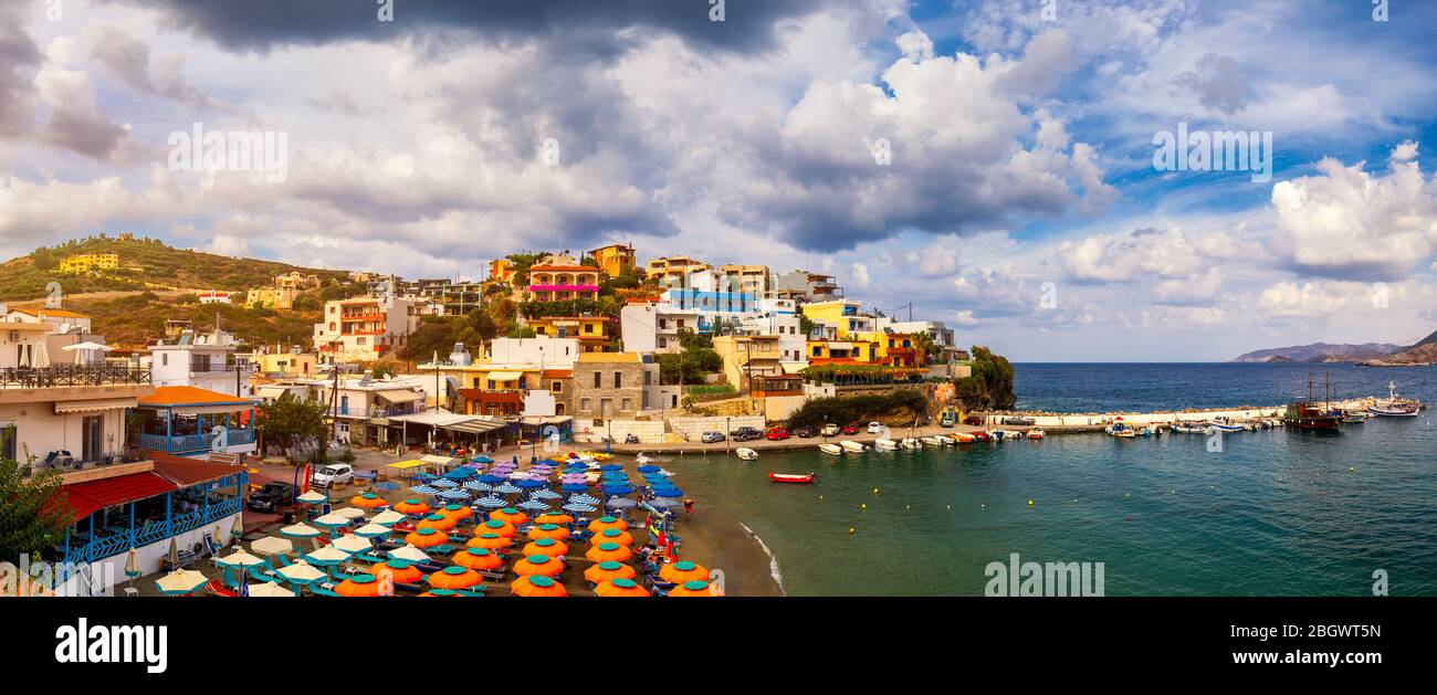 Célèbre station balnéaire dans le village de Bali, près de Rethymnon, Crète,  Grèce. À la mer le village de Bali, l'île de Crète, Grèce. Voir à partir de  la falaise sur la